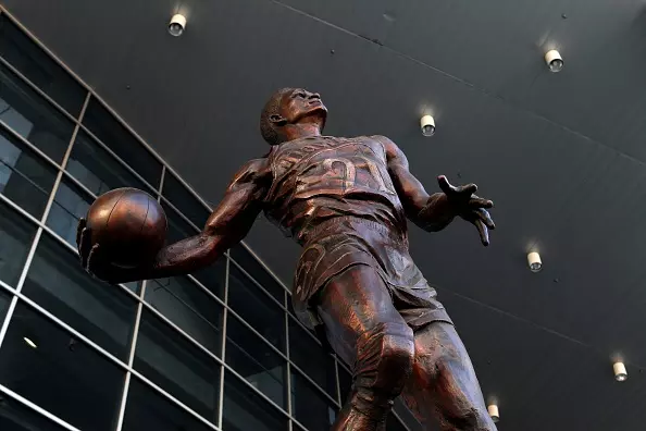 Dominique Wilkins Build - Statued of Wilkins in Atlanta